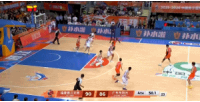 致命！广东落后4分&手握球权 徐杰与拉科塞维奇手递手时踩线出界