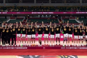 难掩激动喜悦之情！四川女篮登领奖台接受冠军颁奖 全队疯狂庆祝