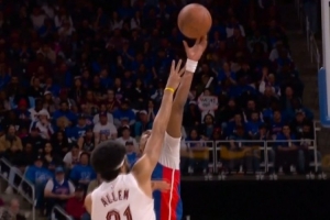 奥萨尔后发制人起飞左手血帽+反击造杀伤 詹金斯飞身超绝救球